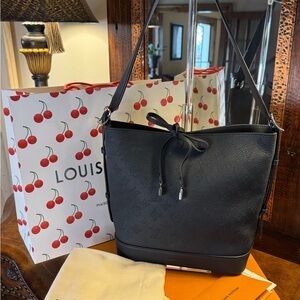 2025 Louis Vuitton Flore NM Mahina Noir shoulder bag EUC